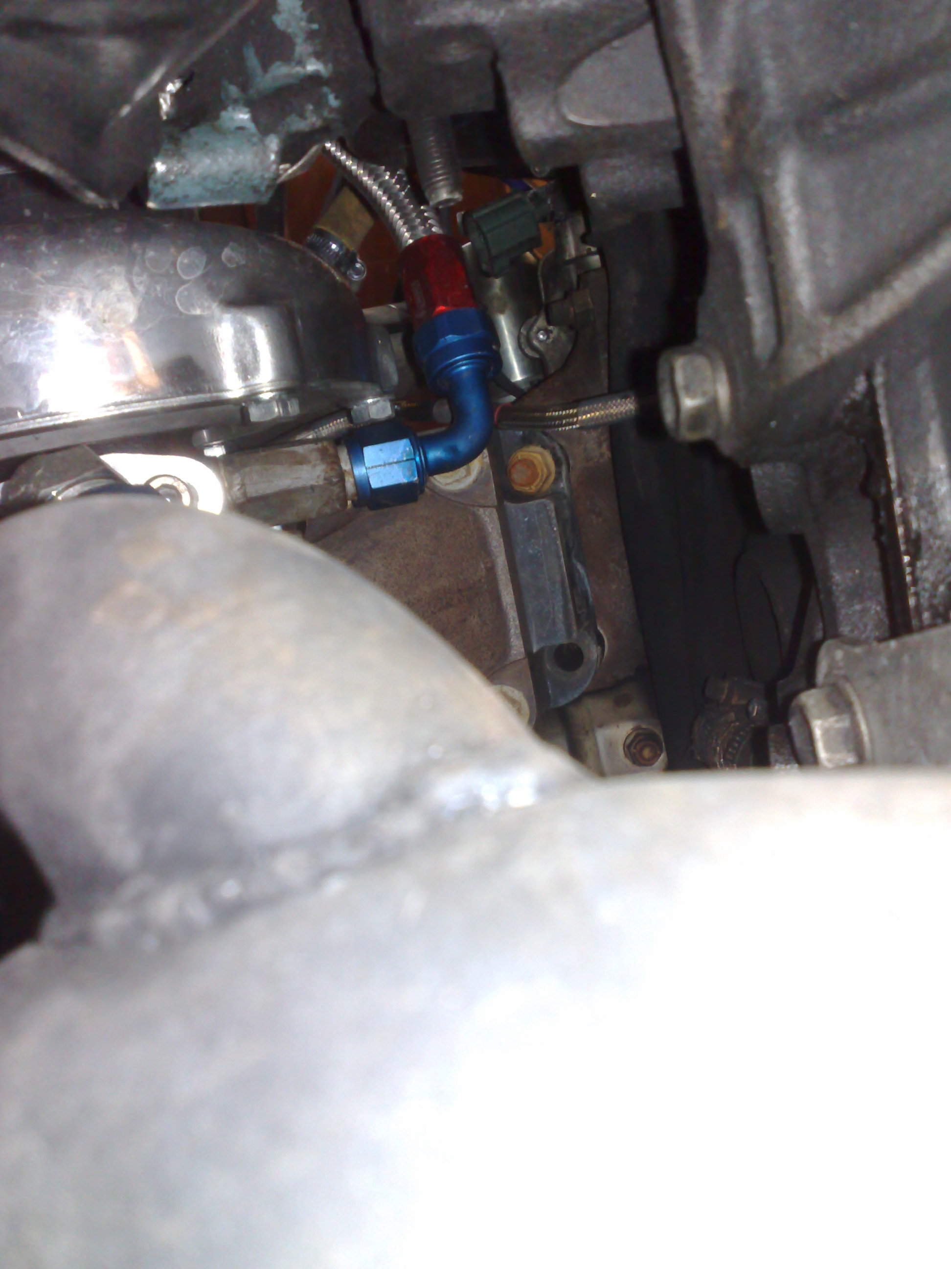 Der ser man hvor det mangler et stk pinnebolt (samme som rådeboltene) og mutter... lager en veldig irriterende frieksos samt mer turbo lag..