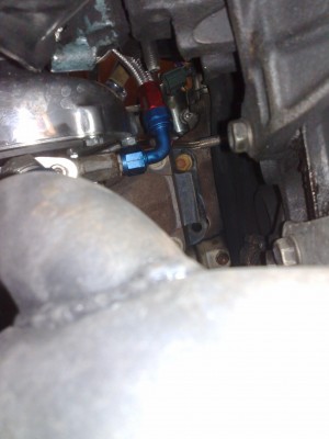 Der ser man hvor det mangler et stk pinnebolt (samme som rådeboltene) og mutter... lager en veldig irriterende frieksos samt mer turbo lag..