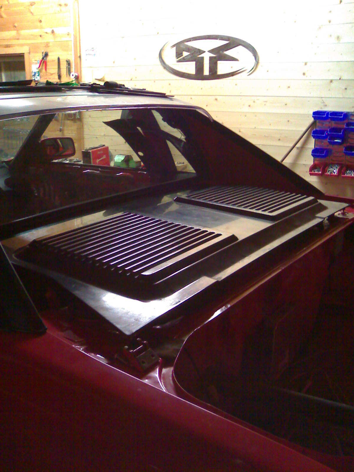 Litt lakk og restene av delene nå så....