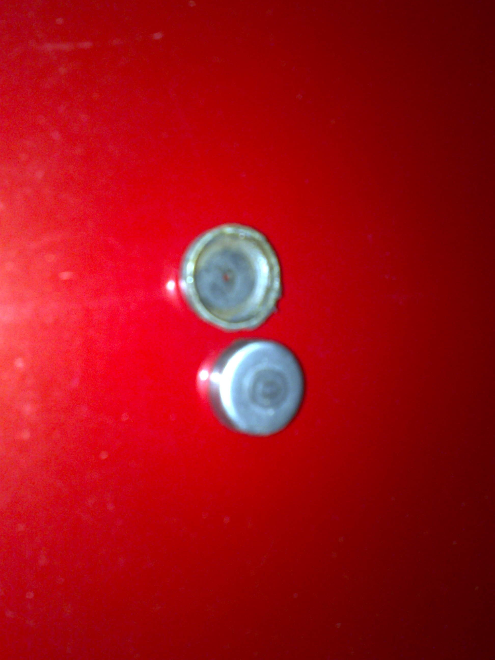 Den øverste er defekt, den nederste er slik den skal være.. Løsning?..