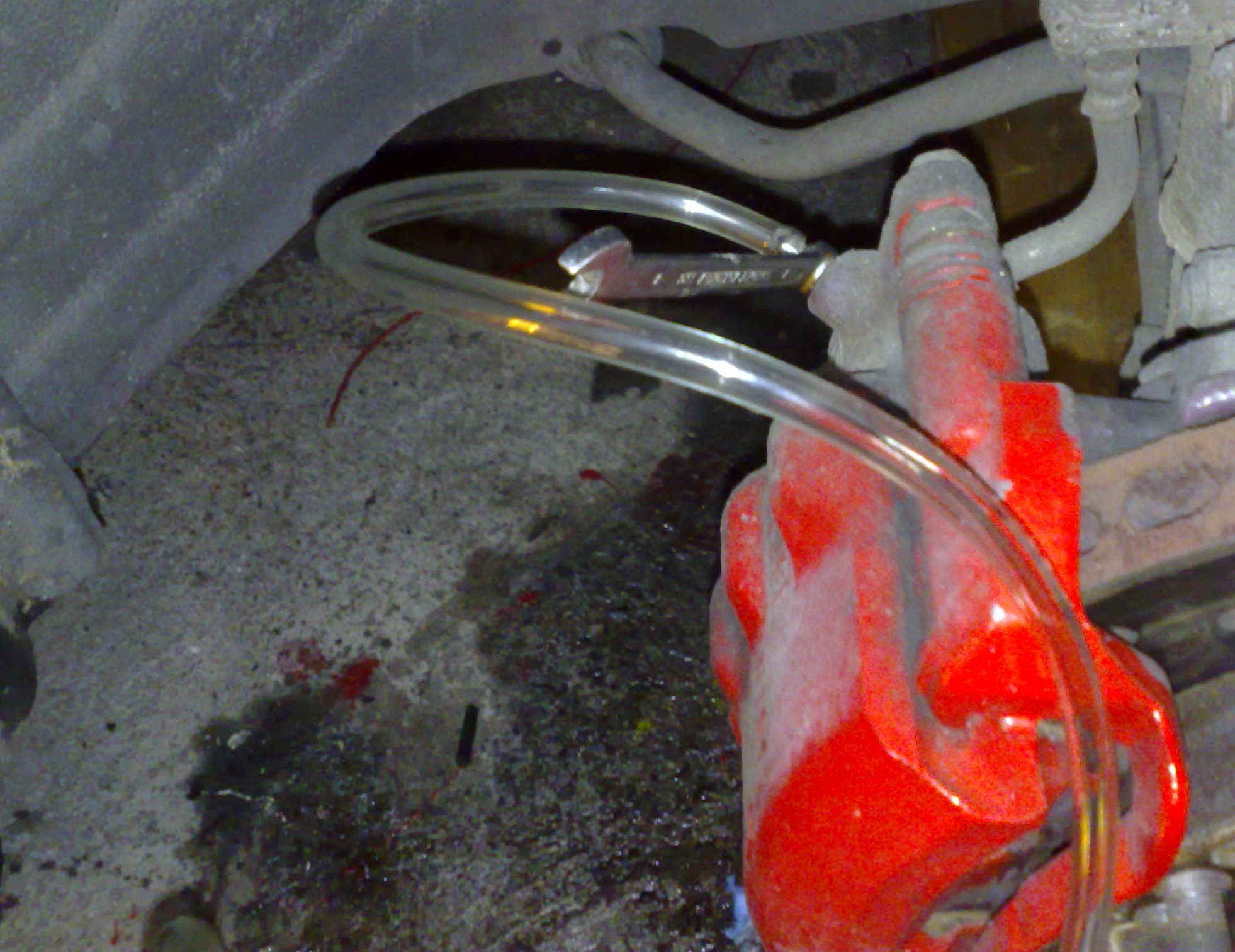 Skiftet bremseveske og luftet bremsene.