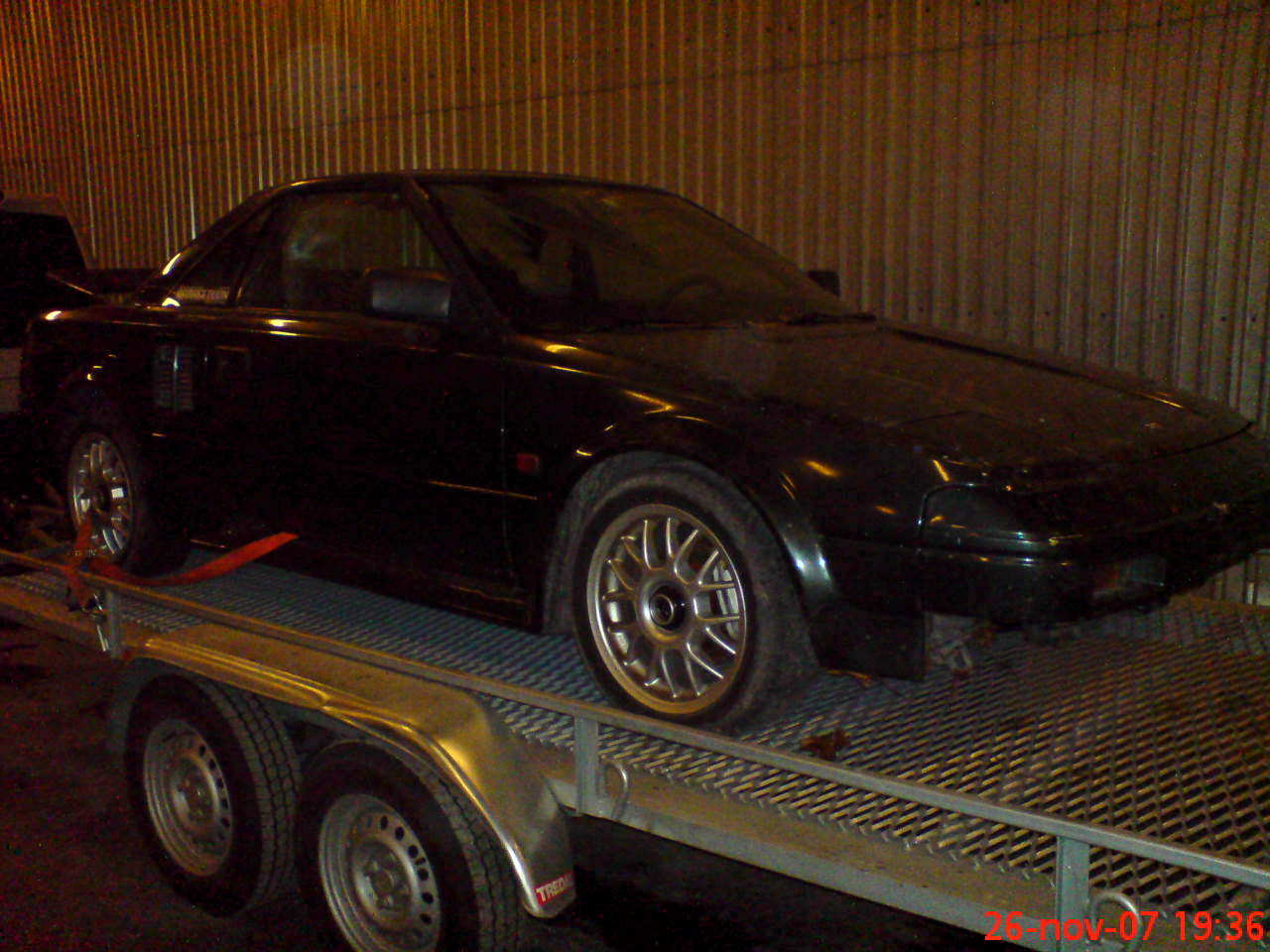 bilen lastet opp på hengeren