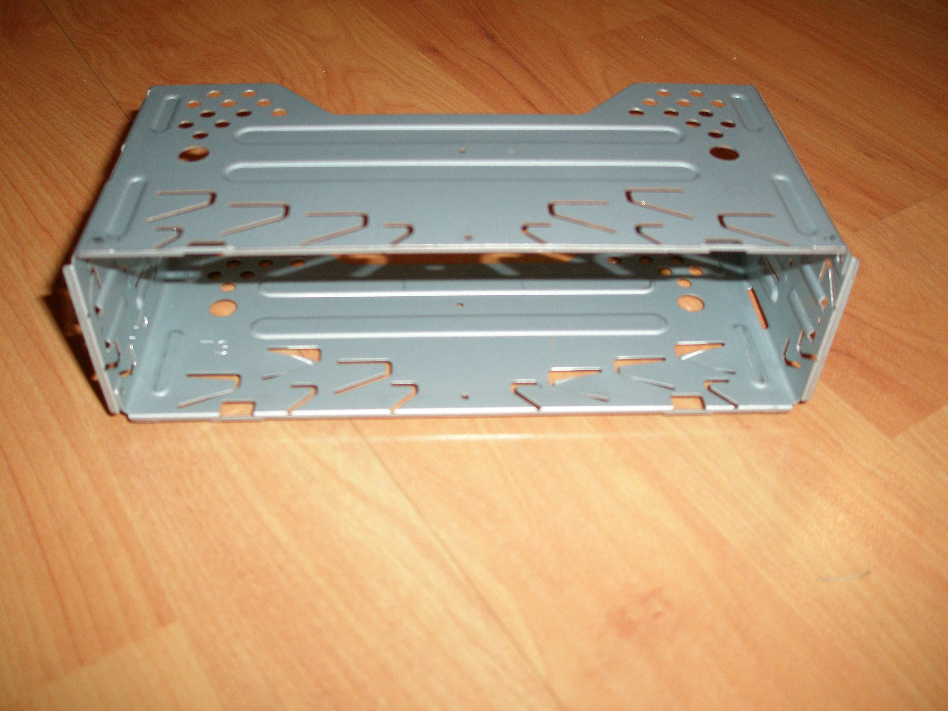 Stereobraketten, den som følger med alle stereoanlegg