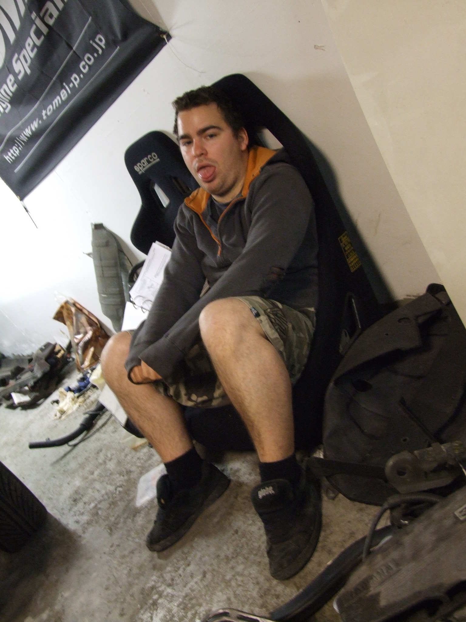 Andreas er utslitt etter timer med lodding og kabler gjennom trange hull :)