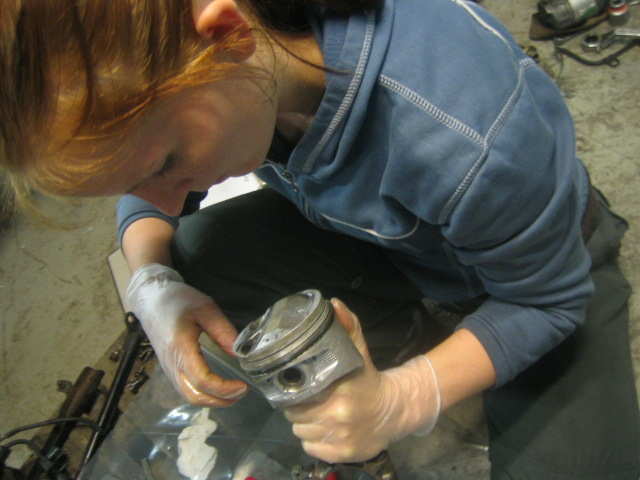 Sjekker at alt sitter på plass og at åpningene på ringene er på hver sin kant