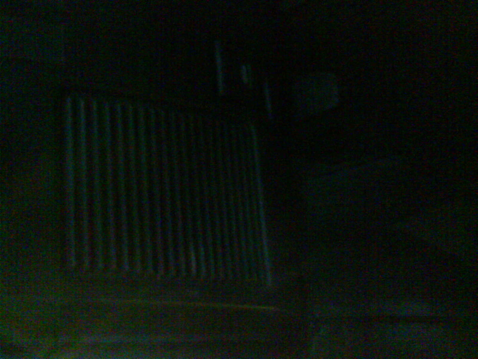 Der sitter det høyttaler, på under sida av dasjbordet,