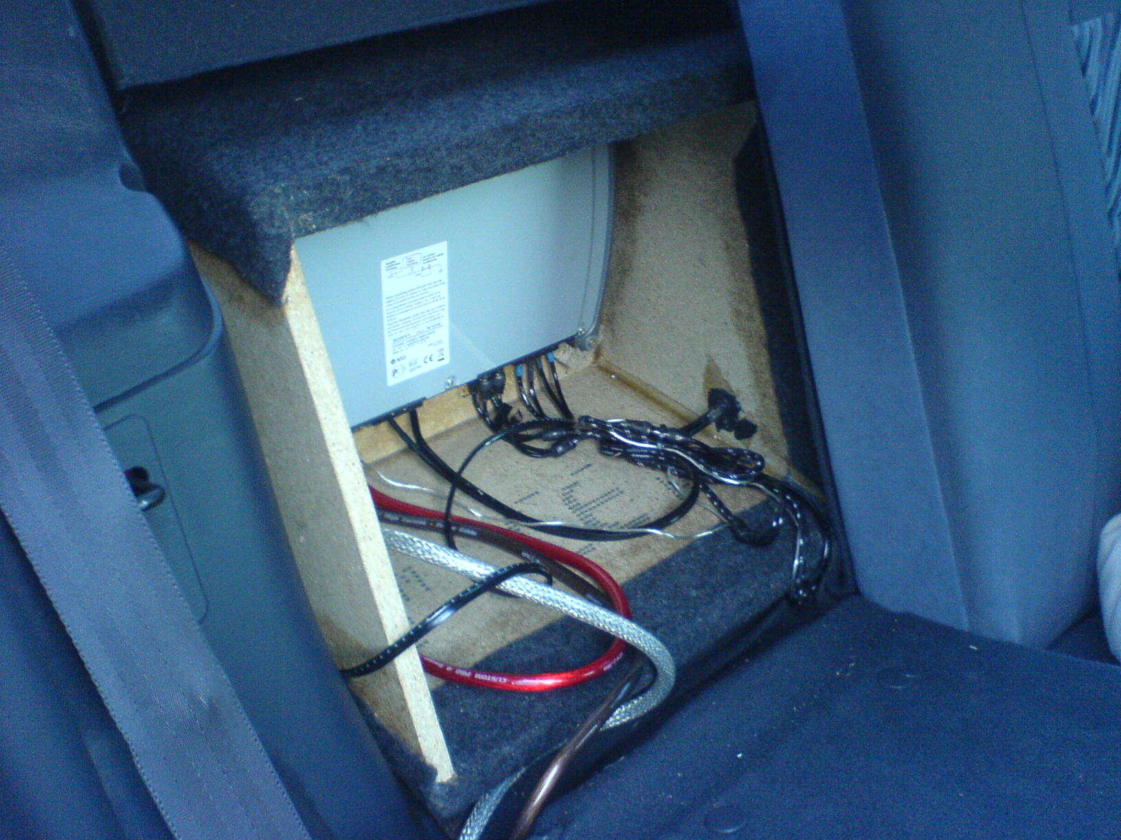 Kabelrotet, trenger bare vippe seteryggen ned så kommer man til kabelrotet :)