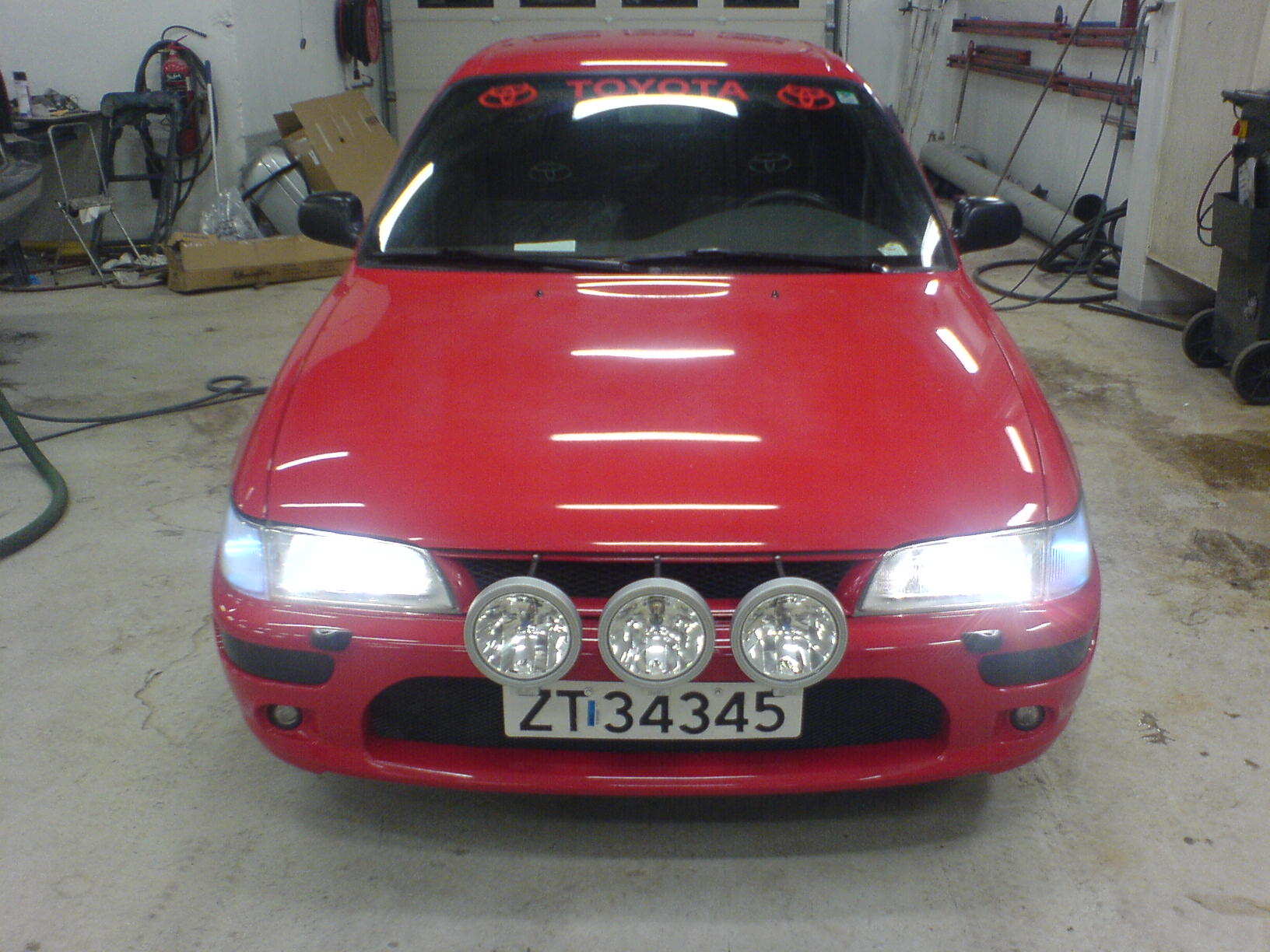 Hella 3000 Compact og Xenon i hovedlysene :D