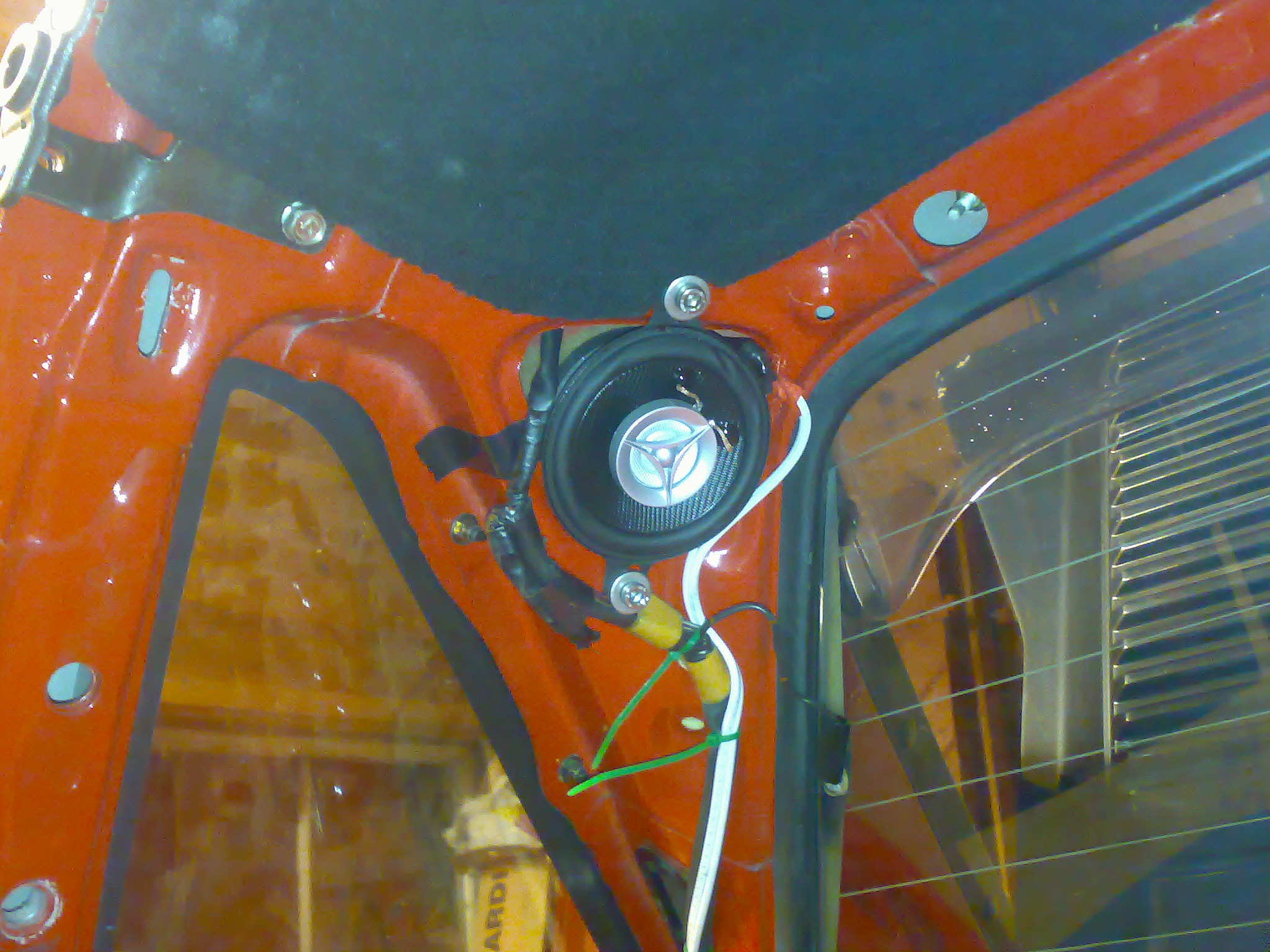 Skvisa inn 3&amp;quot; JBL bak hodet.Må nok dempes noe for at ørene skal overleve.