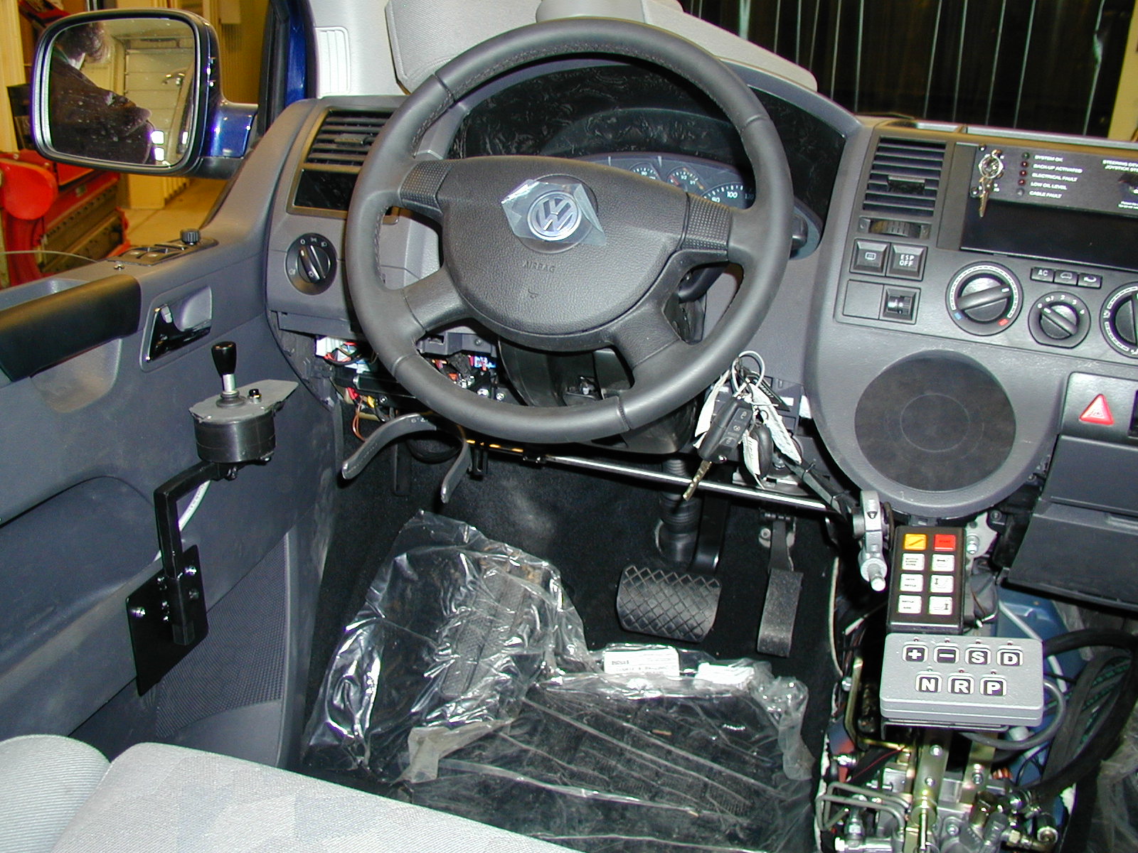 HER fører posisjon!!!=) DSOM dere kan se så kjører eg sete frem i kjøre posisjo! Å hjer ser dere den kne bøylen som eg bruker til å styre med(den bøylen freme nede til venstre under rette i bilen!!!=) Å så ser dere joystikken i fører døra som eg kan betjene ALLE funksjoner med!!!=)