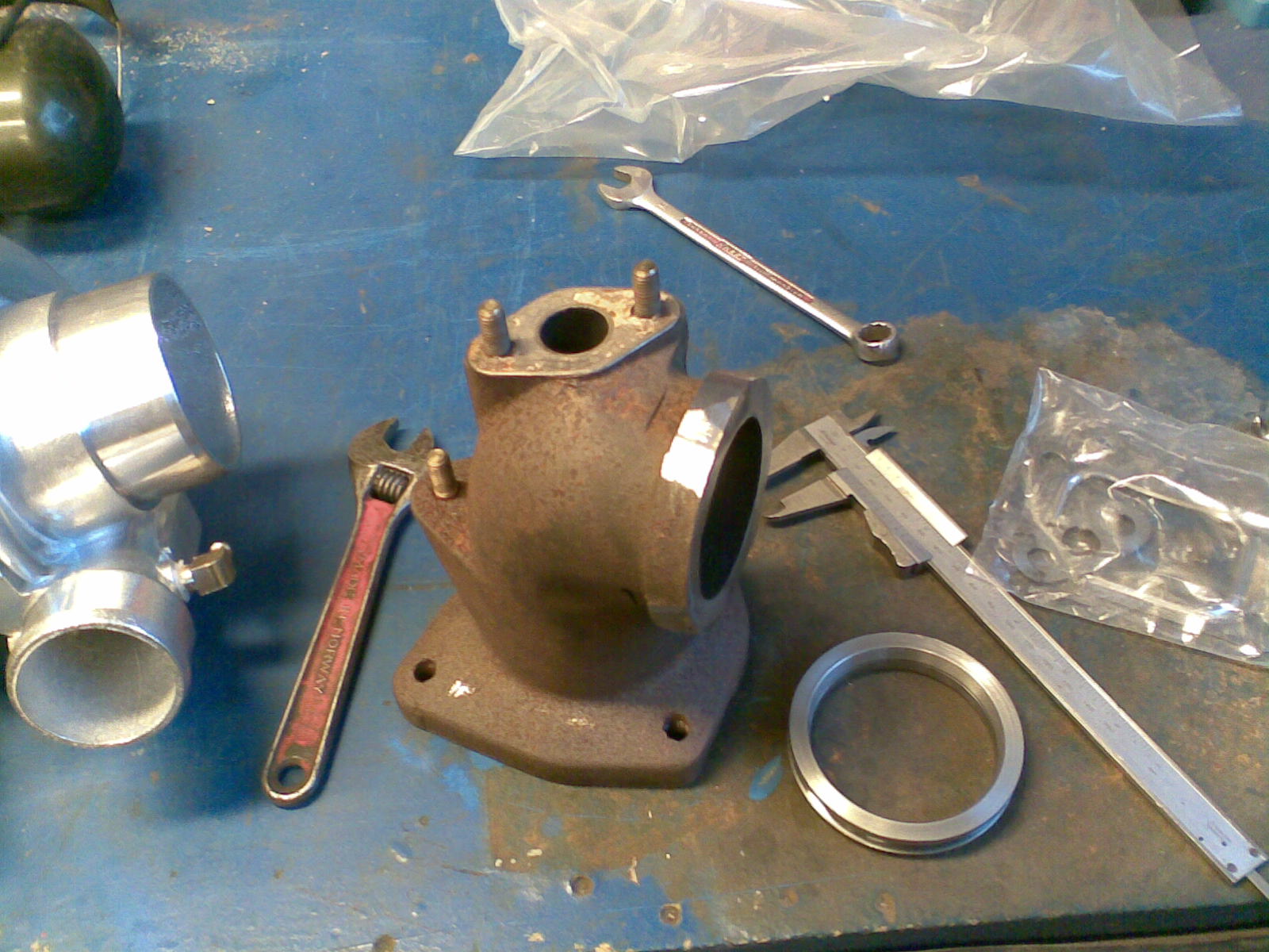 DP med avkappa ører og v-båndsflens liggende ved siden av..!