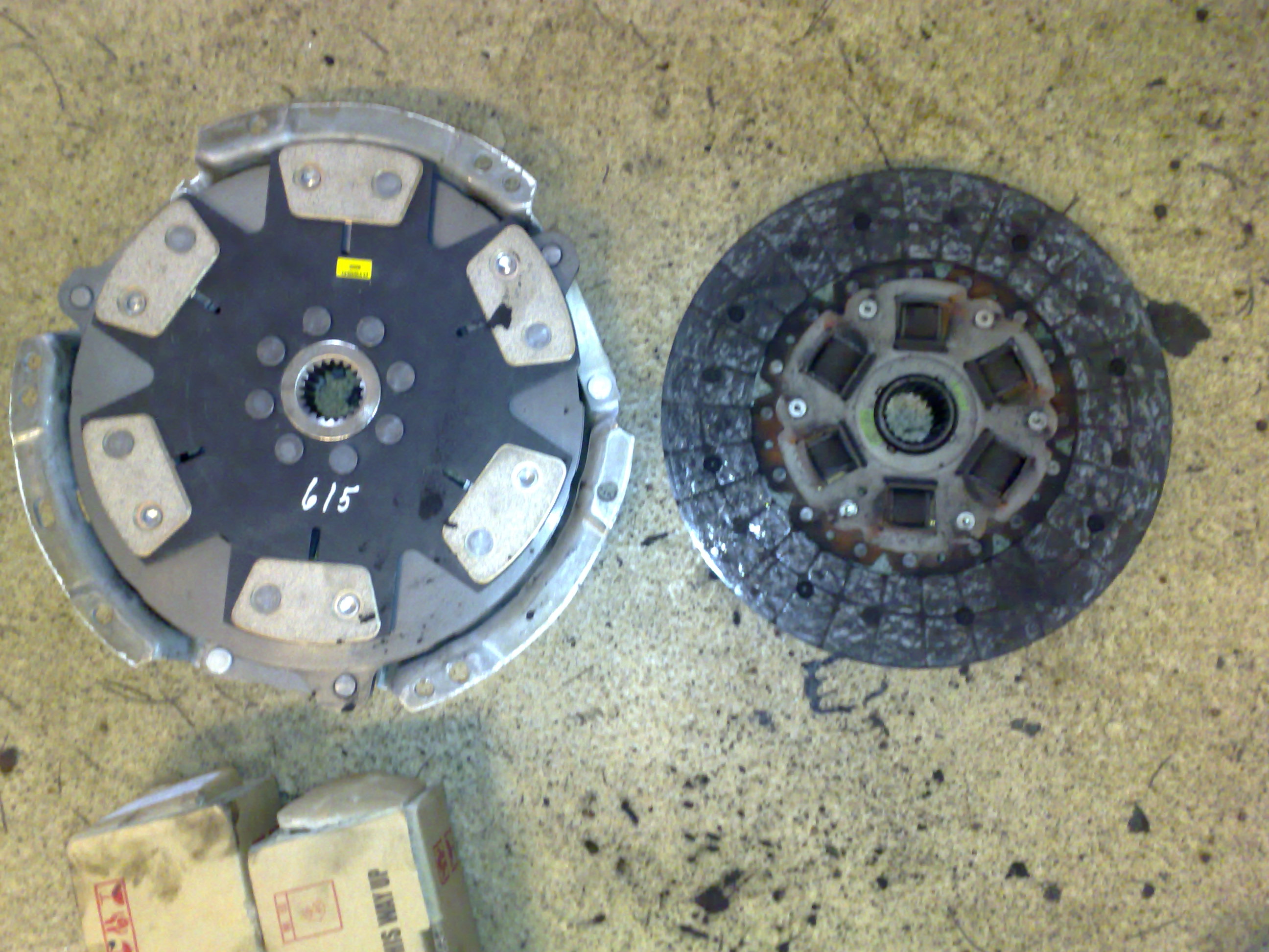 Ny racing clutch til venstre, utslitt orginal til høyre: