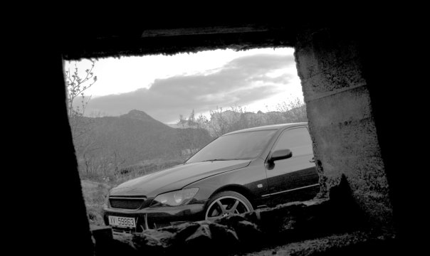 En japaner utenfor en tysk bunkers.. Sort/hvitt bilde tatt av DanielJ