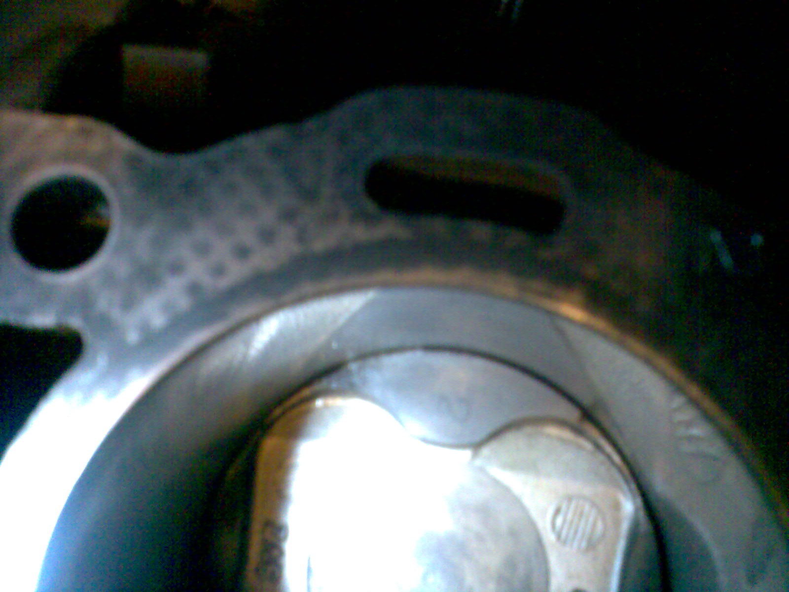 Den svarte buen rundt sylinderen er kjemisk metall...