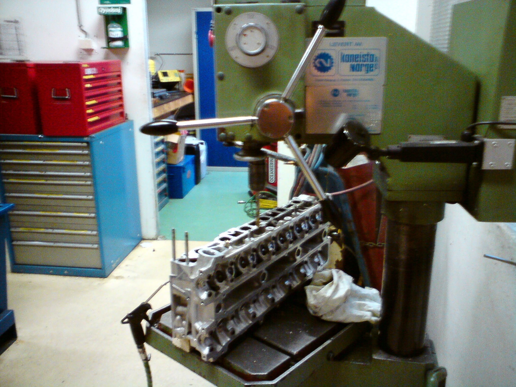 Borret opp og satte i helicoil til eksosboltene på topp nr.3