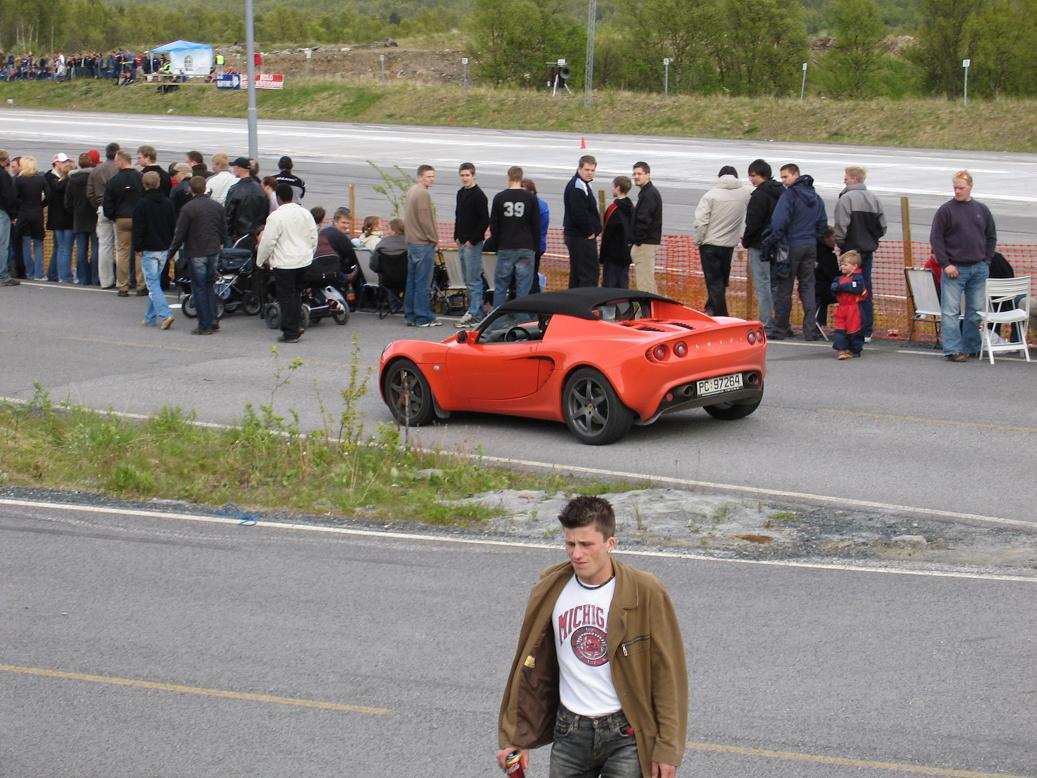 Stygg farge på en Lotus Elise.. fy! Pluss at den gikk tregt som faen :P