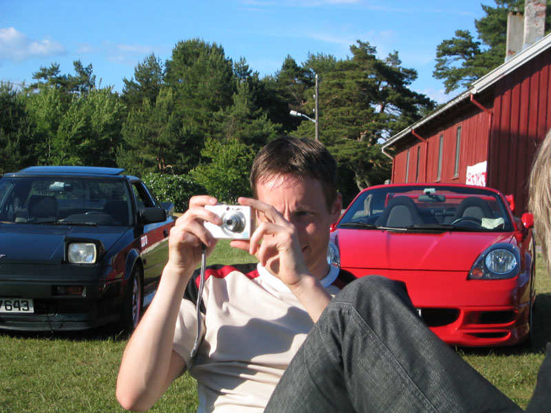 Christian ga seg ikke med fotograferingen... her zoomer han inn på rompa til ei av pensjonistene som stoppa for å se på bilene våre... :D