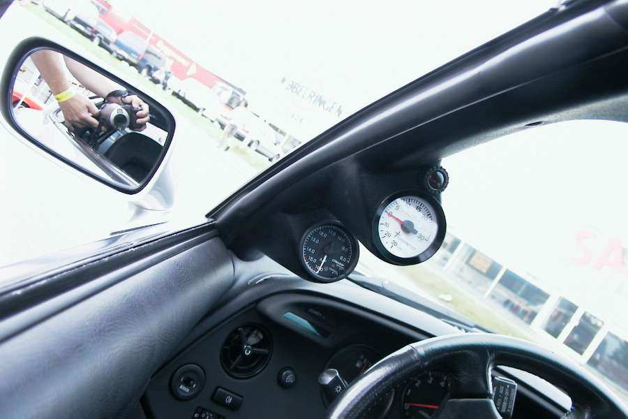 ...og enda flere gauges...hmm..nice camera angle btw ;-)
