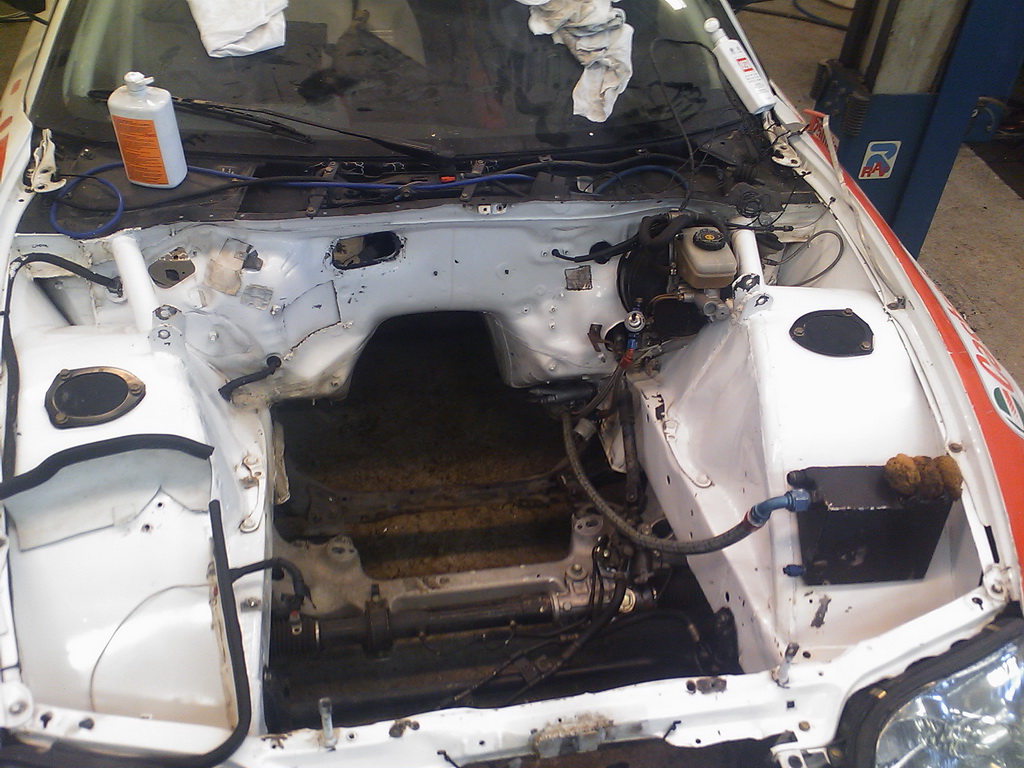 Lakkrenset motorrom for å få bort gammel olje og møkk