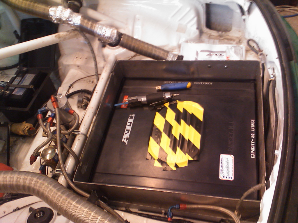 har skiftet fra 120L tank til 80L så her må jeg kappe av litt av kassa Fuelcellen ligger i..