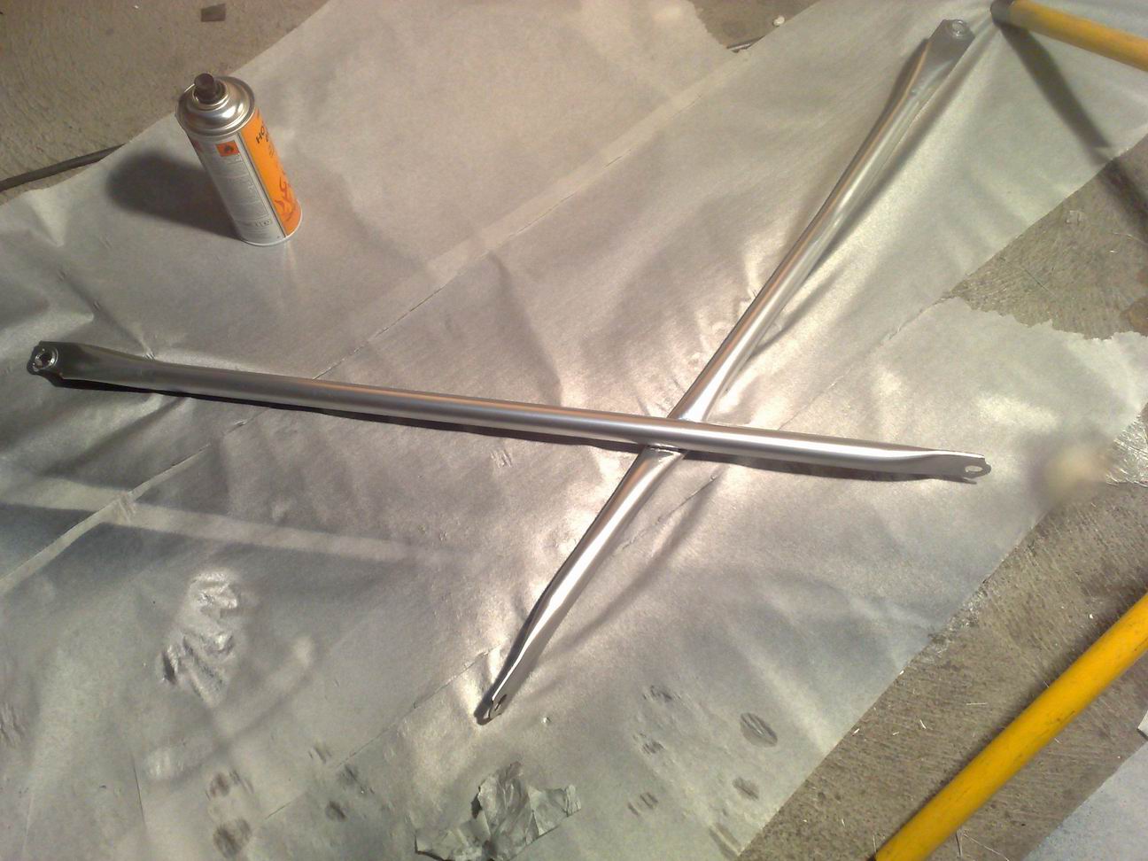 Lakkerte stabstaget i motor rommet med varmebestandig lakk.