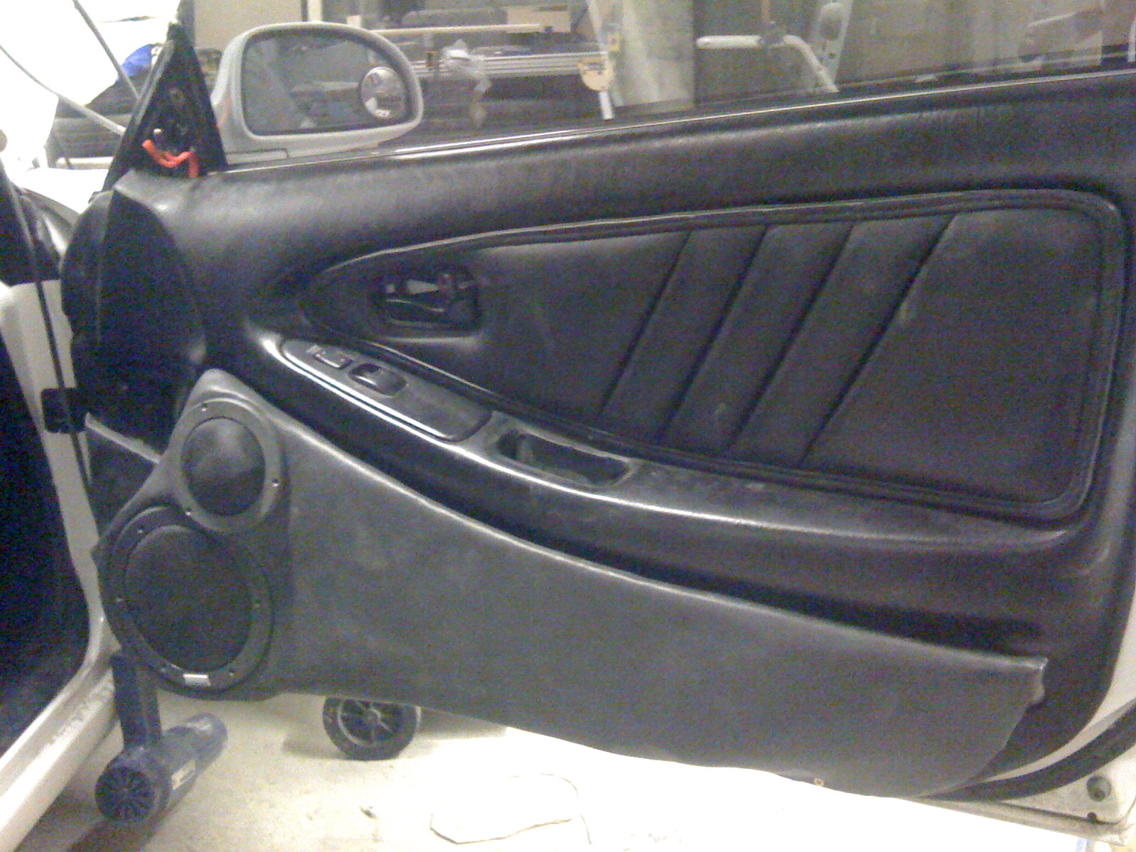 Ferdig trukket på dør. Fargen passet ikke helt, mulig jeg enten trekker på nytt med annet stoff senere, eller prøver å lakkere de med interiørlakk.