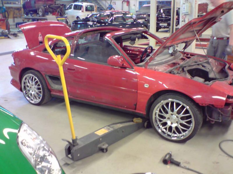 Sommerhjul og passasjerdør er satt på.