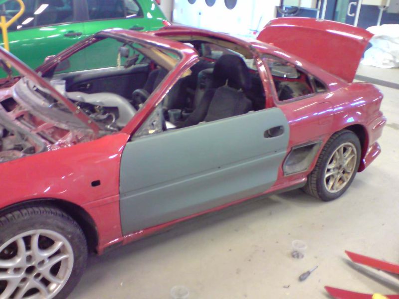 Førerdøra og forskjerm er satt på.