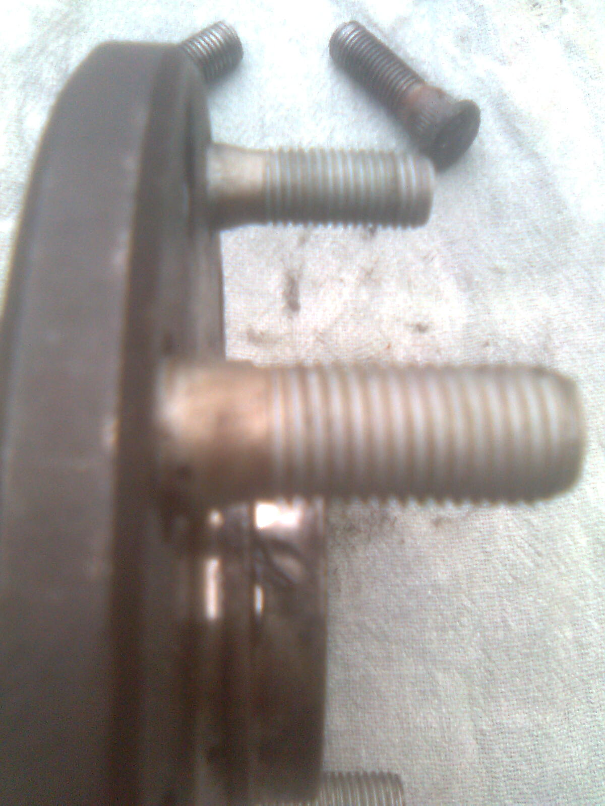 hiace boltene på plass(ca 1cm lengre enn MR2 SW20 bolter, men litt annen profil på bolten, så må ha spacer om du ikke har tykk nok skive og felg som ligger langt nok ut.