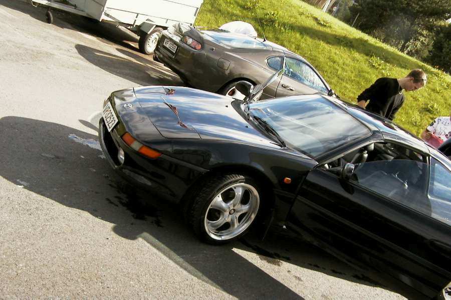 Her er et litt bedre bilde av mr2'en...MEN han klarte jo ikke å få med hele bilen da! ;-)