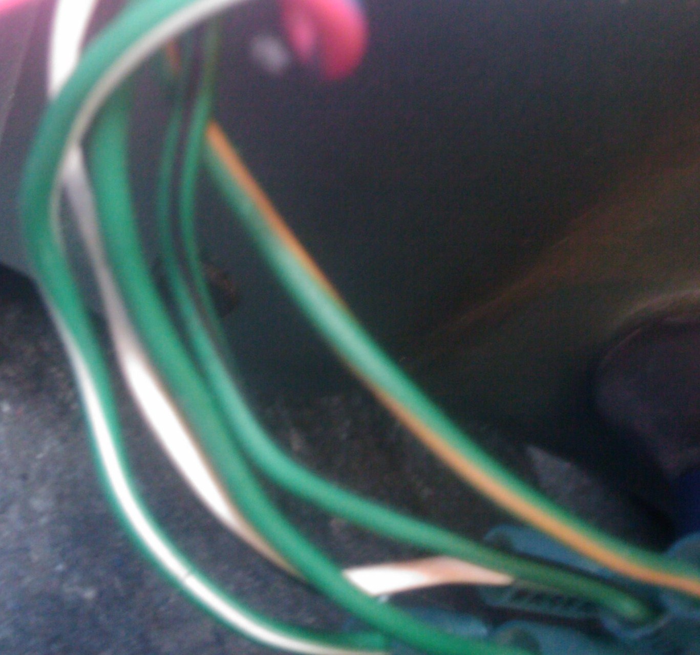 ut fra stikket på venster side