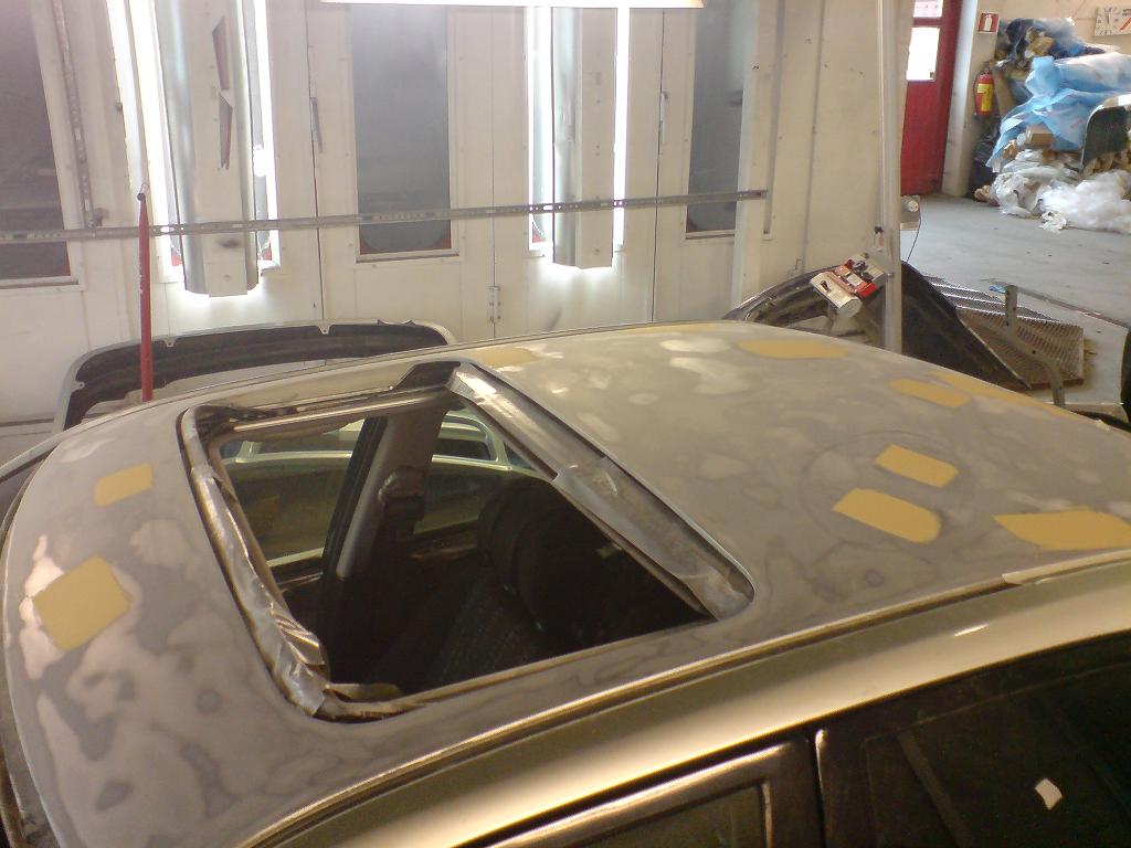 Taket ble slipt helt ned. Taket har vært lakkert flere ganger før. Hvorfor aner jeg ikke. Ingen skade å se på taket når vi kom helt ned til stålet. VAr noen bittesmå bulker men de går oppover... Skal se mye rart hehe..