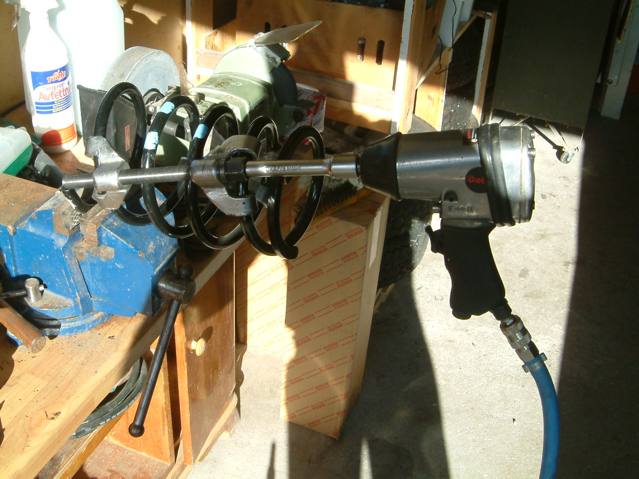 Fortere å benytte seg av kompressor når man skal stramme fjørene :)