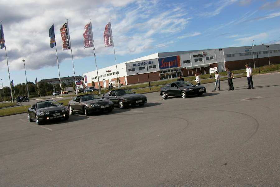 Første stoppested...her dukket det opp en mk2 MR2 til...men han måtte stikke...mørkegrønn metallic...nesten sort...jæskla stilig farve...