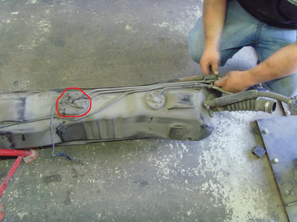 Under her sitter pumpa.