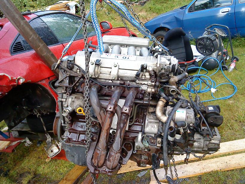 så blei motoren som skal inn igjen heiset opp og vasket ;)