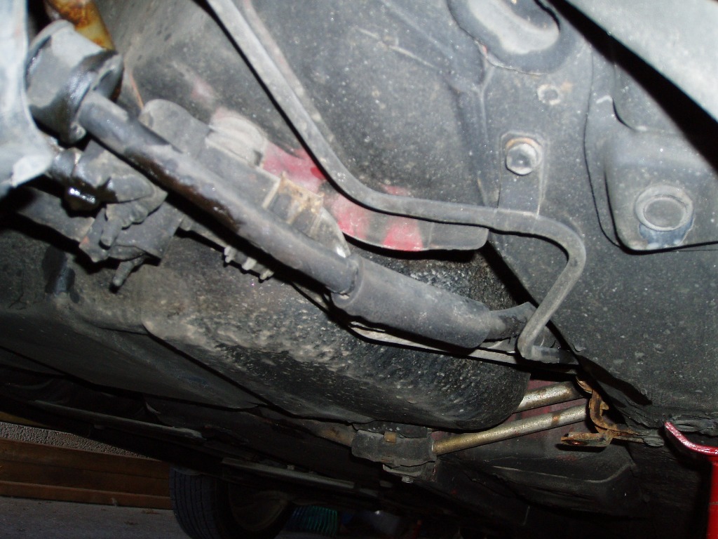 her forsvinner vaieren opp på siden av og bak bensintanken