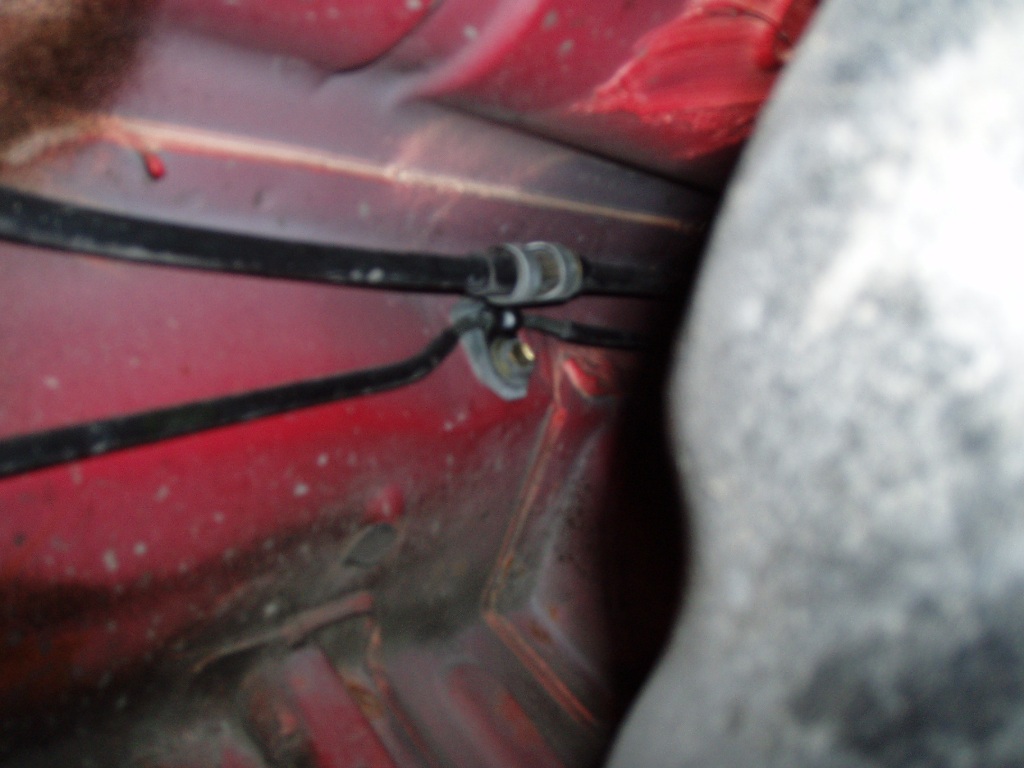 det tredje festet som sitter over tanken, litt fiklete å få entret skruen her