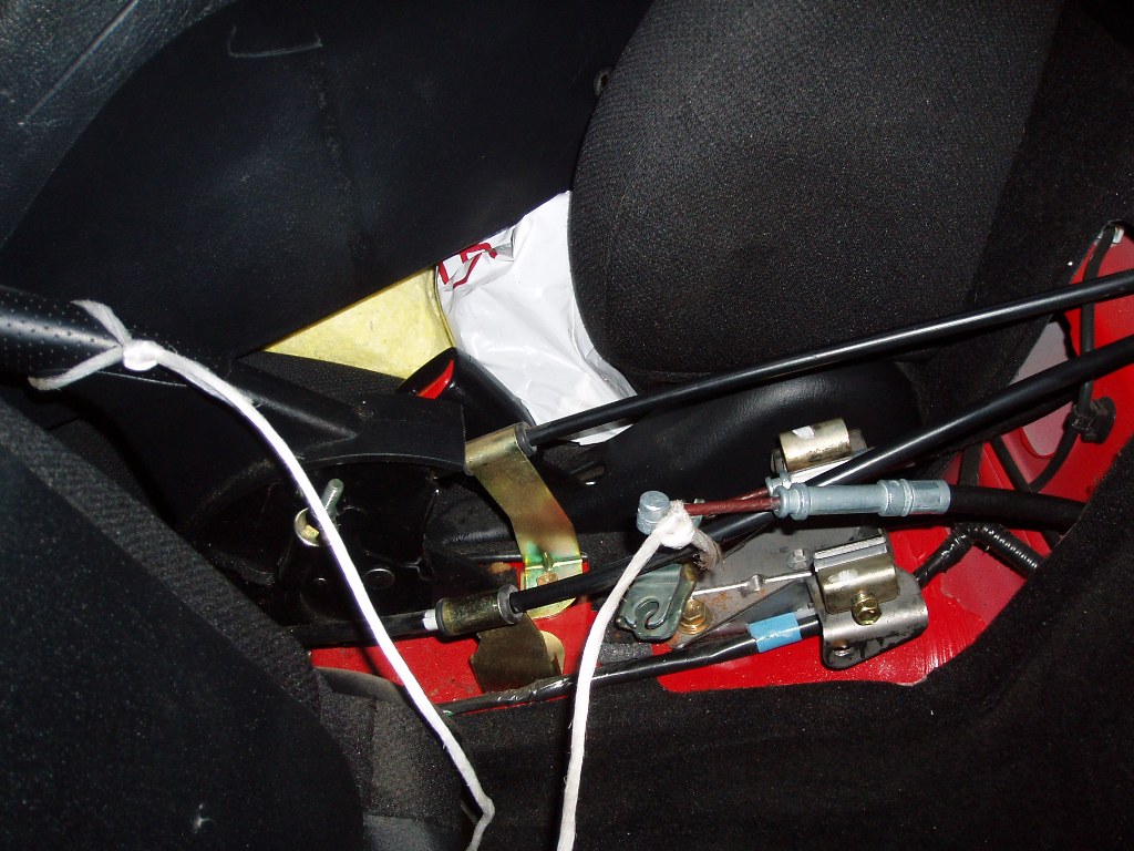 anbefaler å gjøre dette _før_ man trekker den ut den gamle kabelen, så er det bare å feste snora i den nye og trekke den inn