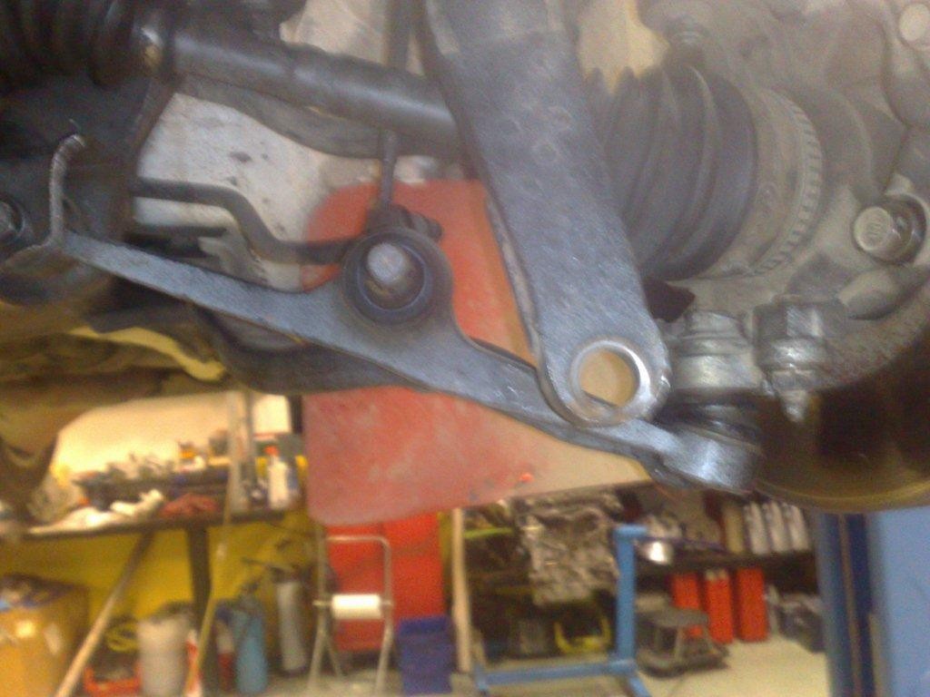 Et nytt stag i fortillingen må også monteres. Det er bestilt og kommer i morgen.