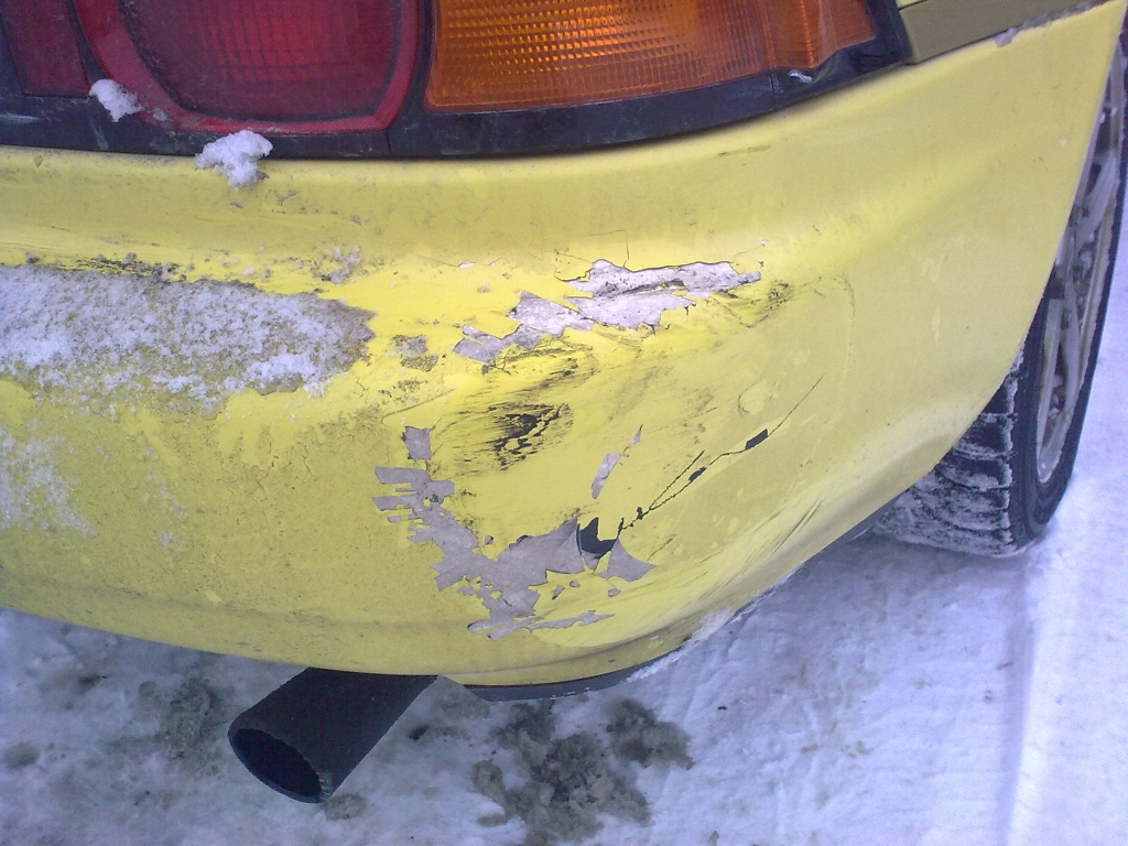 her er fangeren, kan se ut som det er en høy bil, alà en stor 4x4, som har vert borti med ett av dekkene sine...