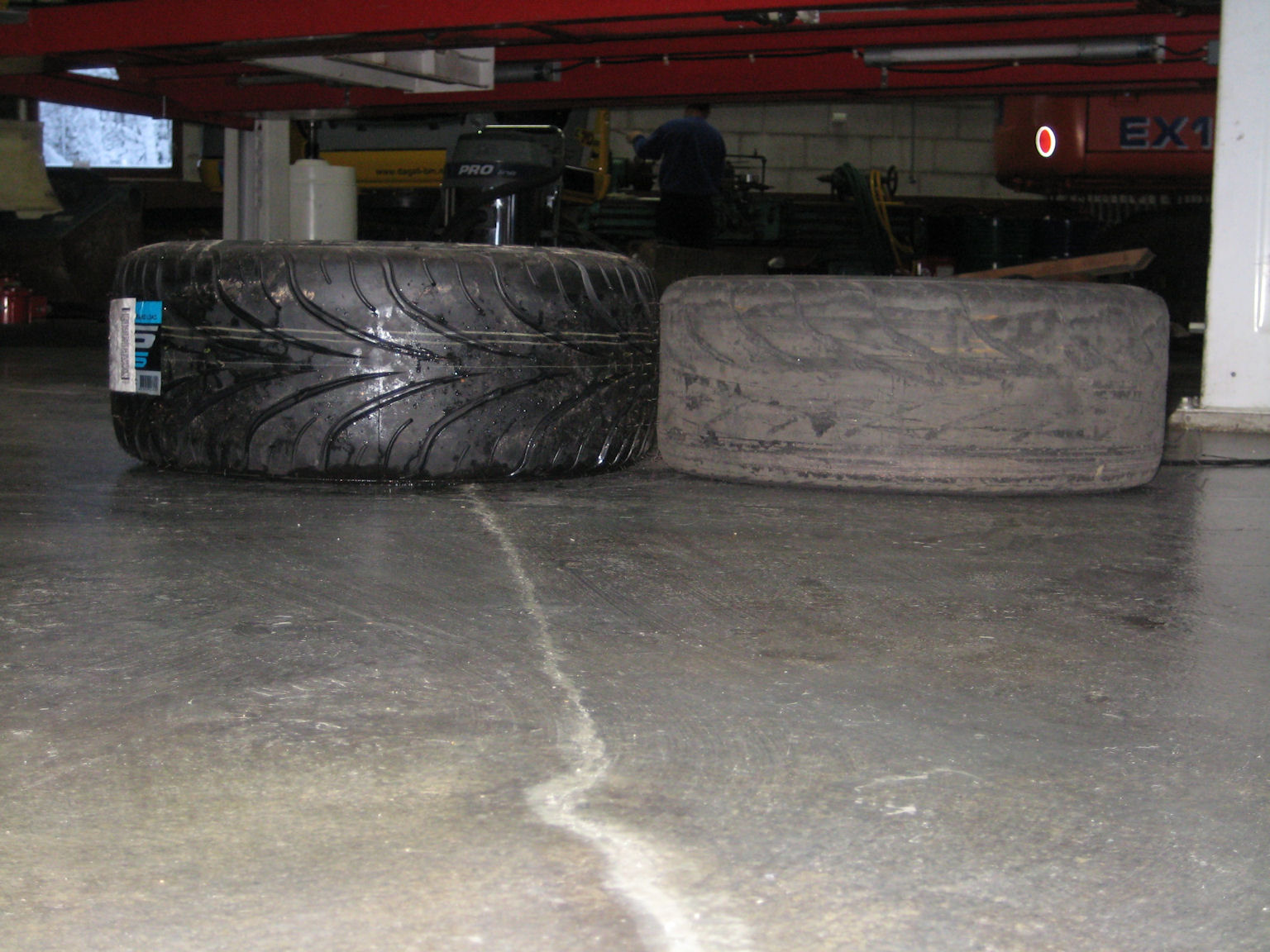 Ny 9x17 til høyre, gammel 8x17 til venstre. Samme dekk på begge bilder, 235/45-17. Stor forskjell.