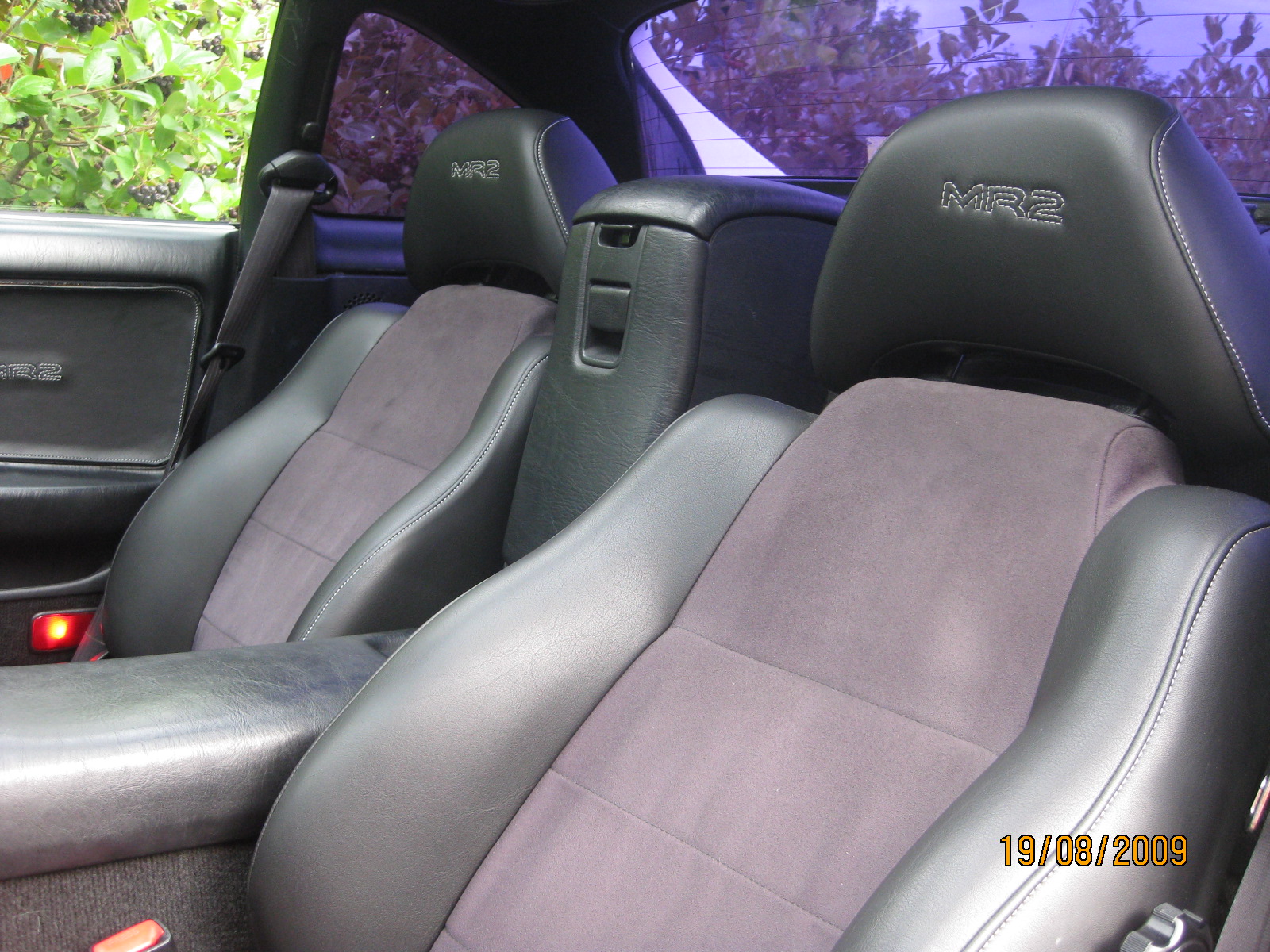 Sorte seter i skinn og alcantara