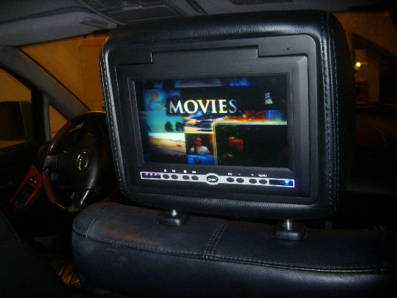 Radiosender som sender klokkeklar lyd til radioen samt ir-port som sender trådløst til medfølgende headsett...