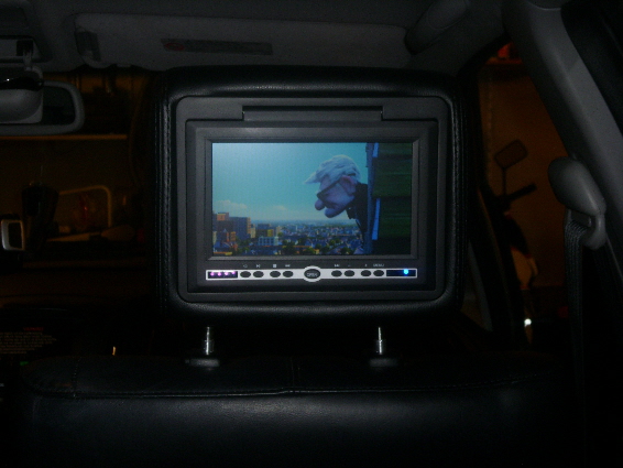 Inn og utganger som muliggjør å se samme dvd på begge skjermene....