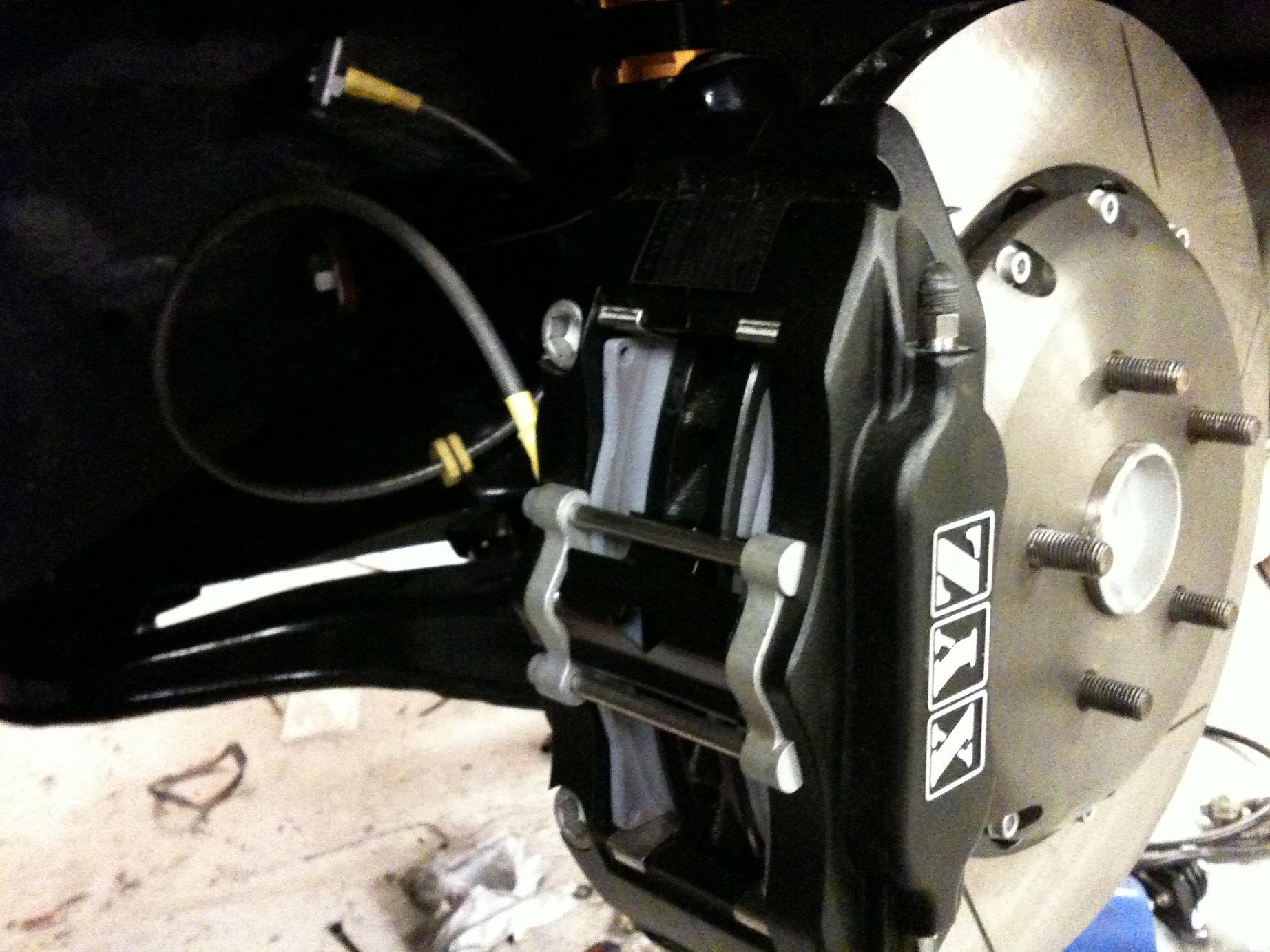 Alle bremser og slanger etc på plass.måtte bygge om litt på brakett seff.....