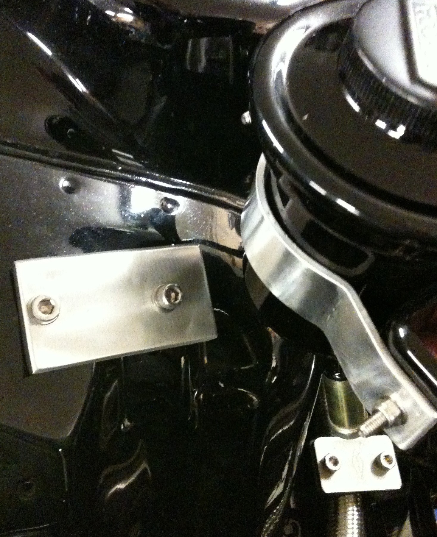 Alt av braketter må jo lages seff.ingenting som passer lengre.alu er konge :)