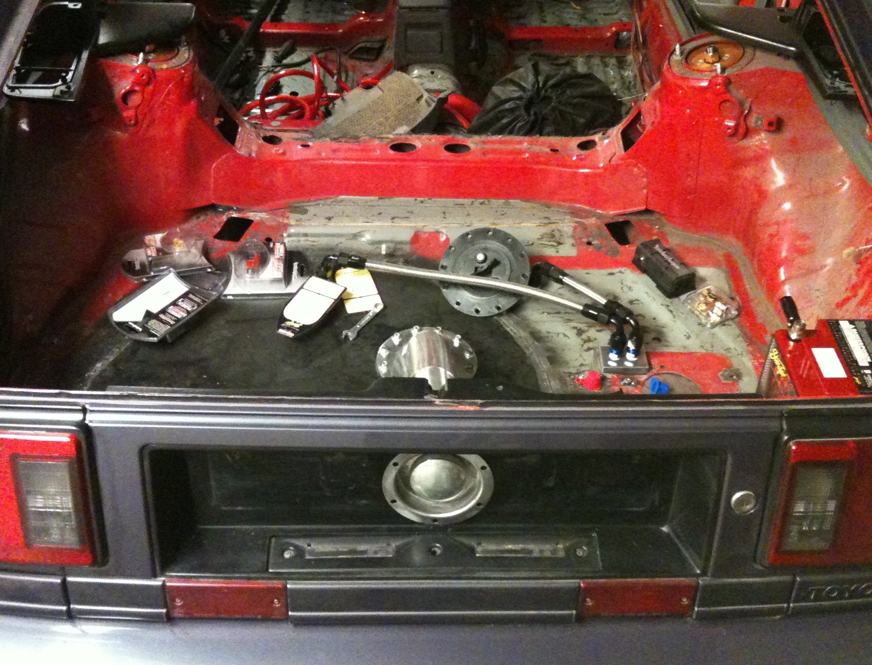 Skiltet skal på plass med hengsler og magnet