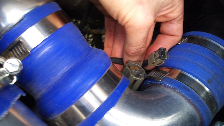 de to løse pluggene i motorommet...