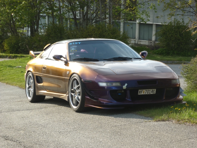 Ute i kveldssola utenfor huset.